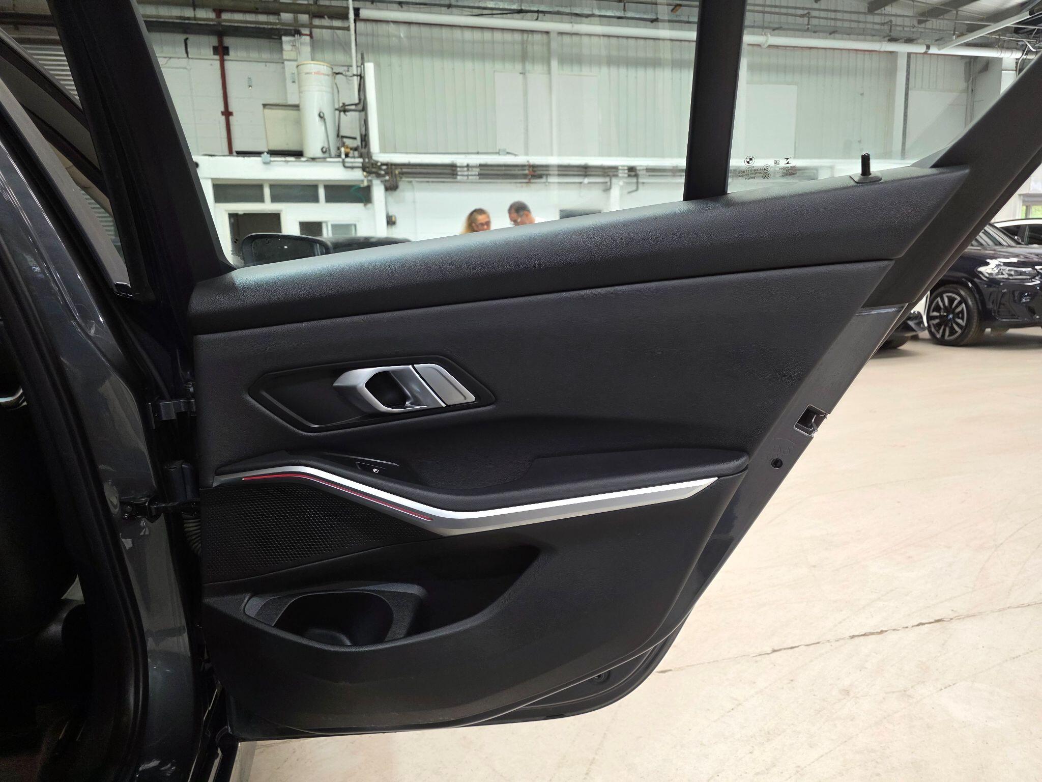 BMW 3 Series view 22