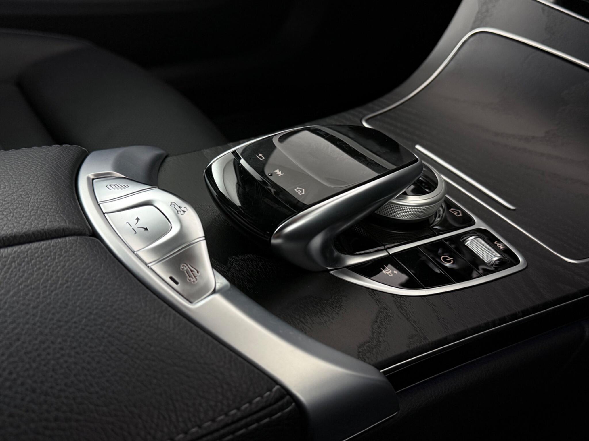Mercedes-Benz C-Class view 32