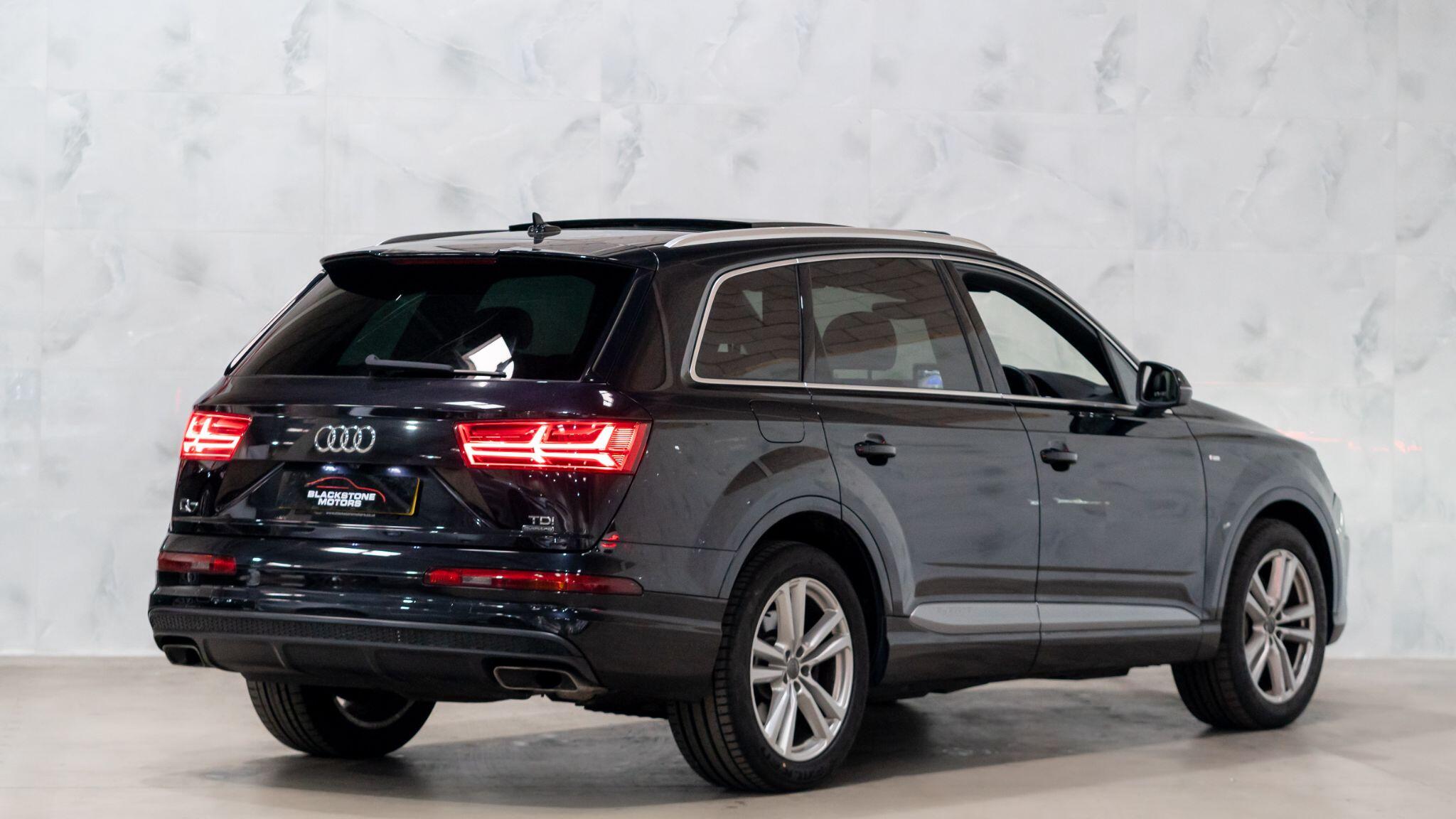 Audi Q7 view 8
