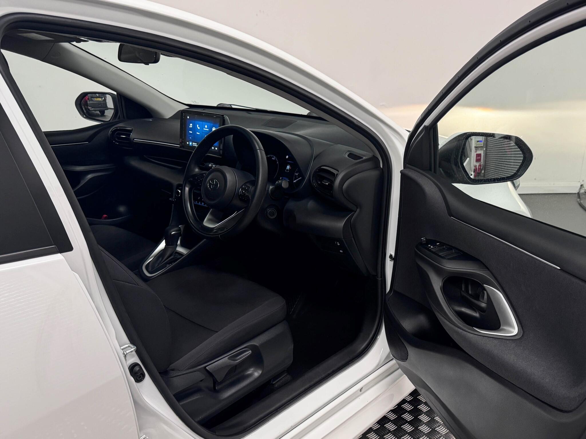 Toyota Yaris view 23