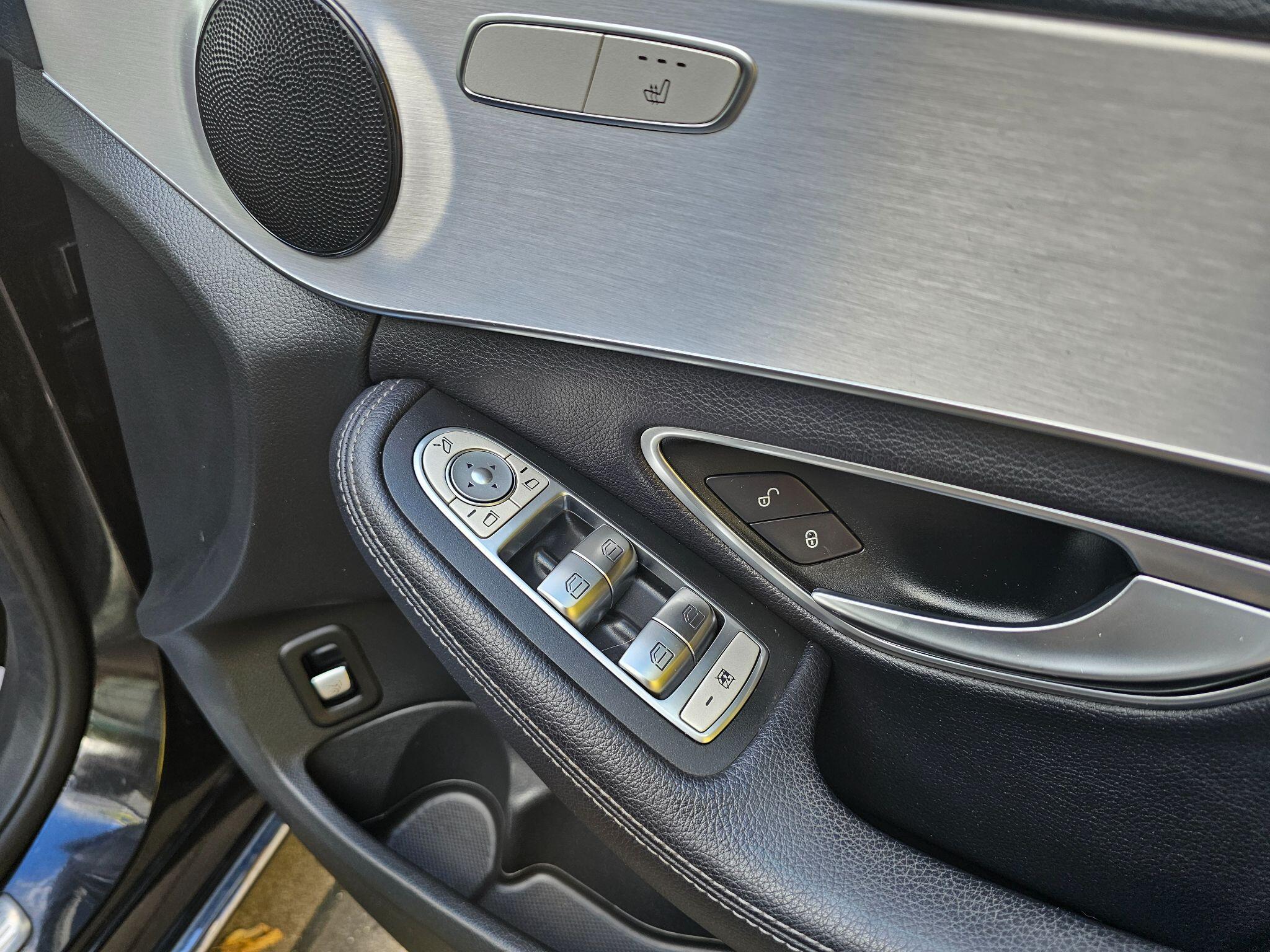 Mercedes-Benz C-Class view 23