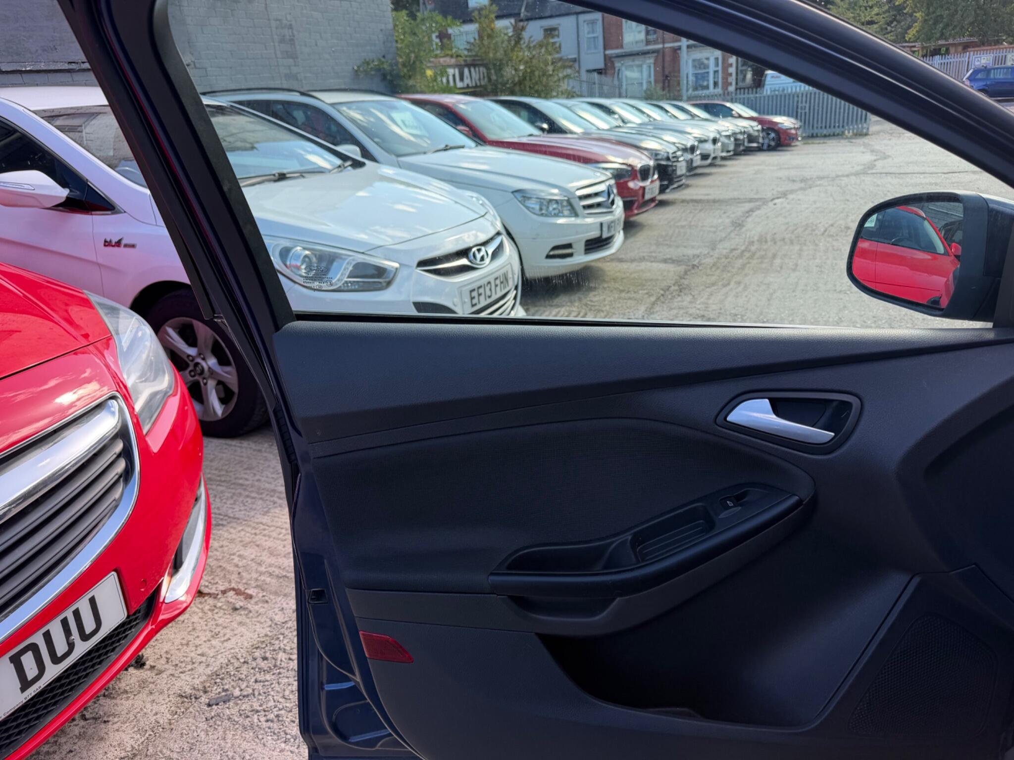 Ford Focus view 14