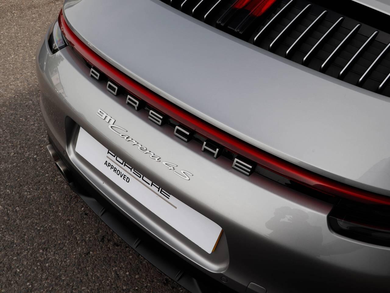 Porsche 911 view 31