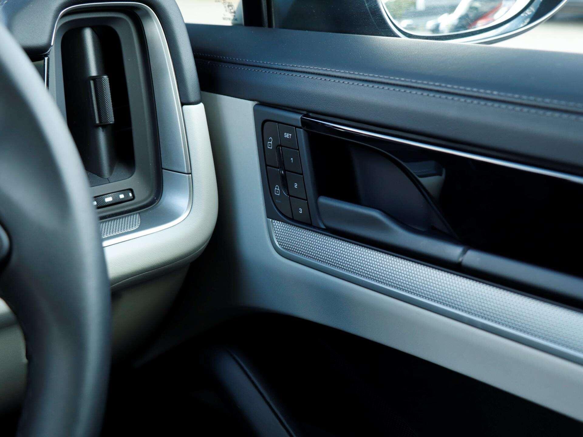 Porsche Cayenne view 21