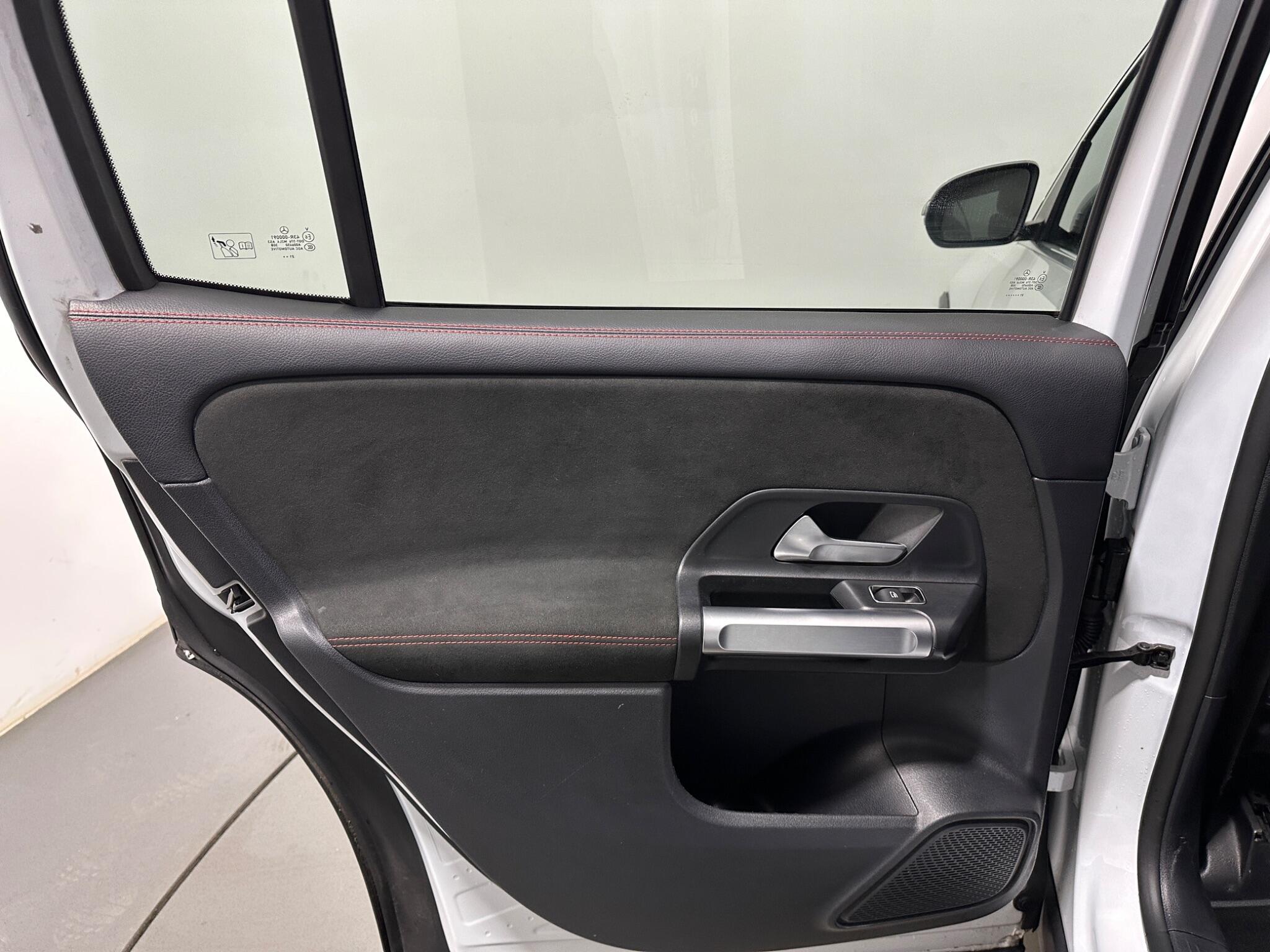 Mercedes-Benz GLB view 41
