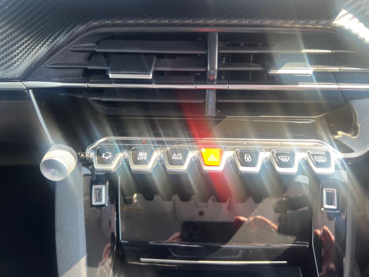 Peugeot 208 view 18