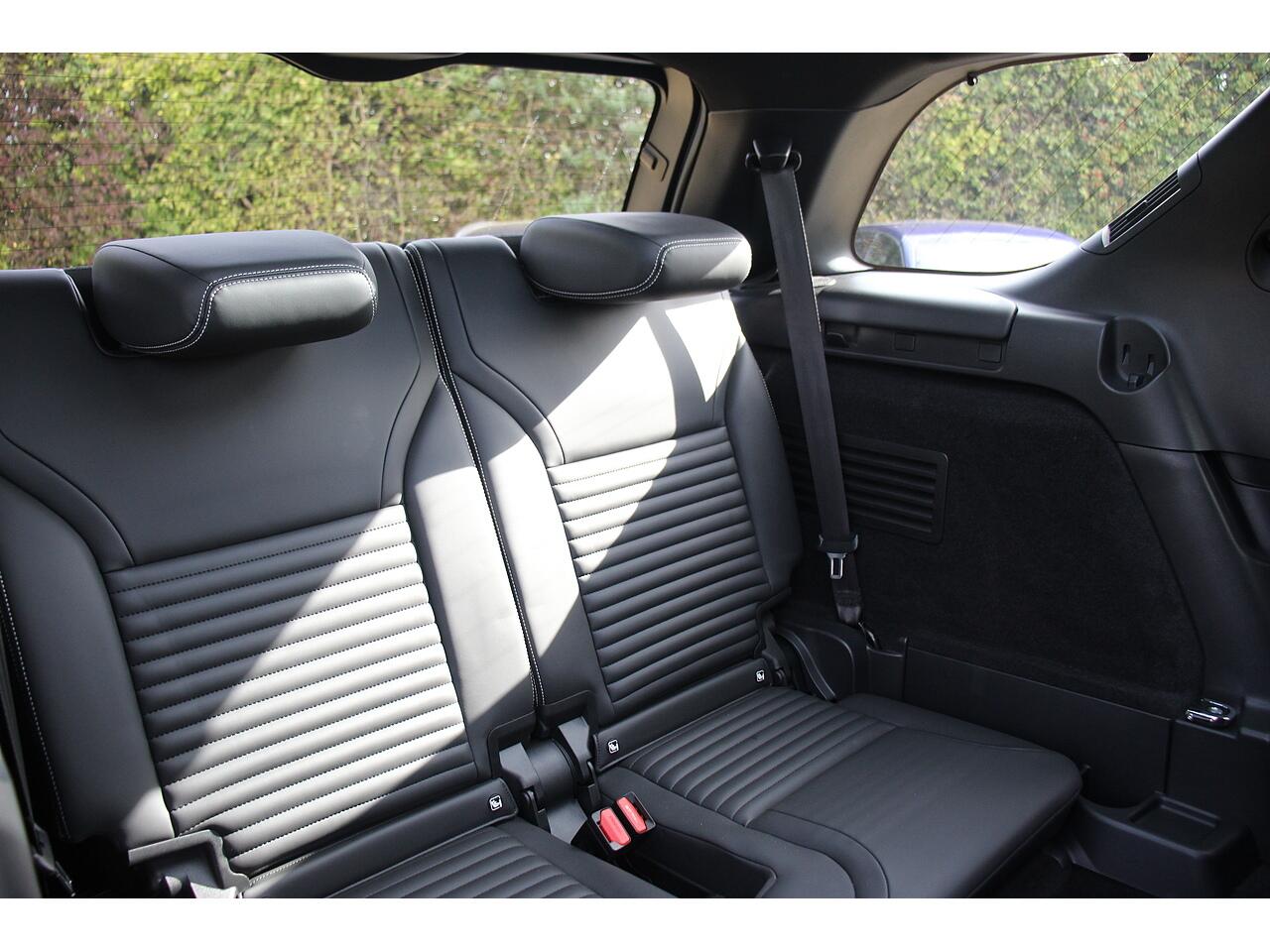 Land Rover Discovery view 24