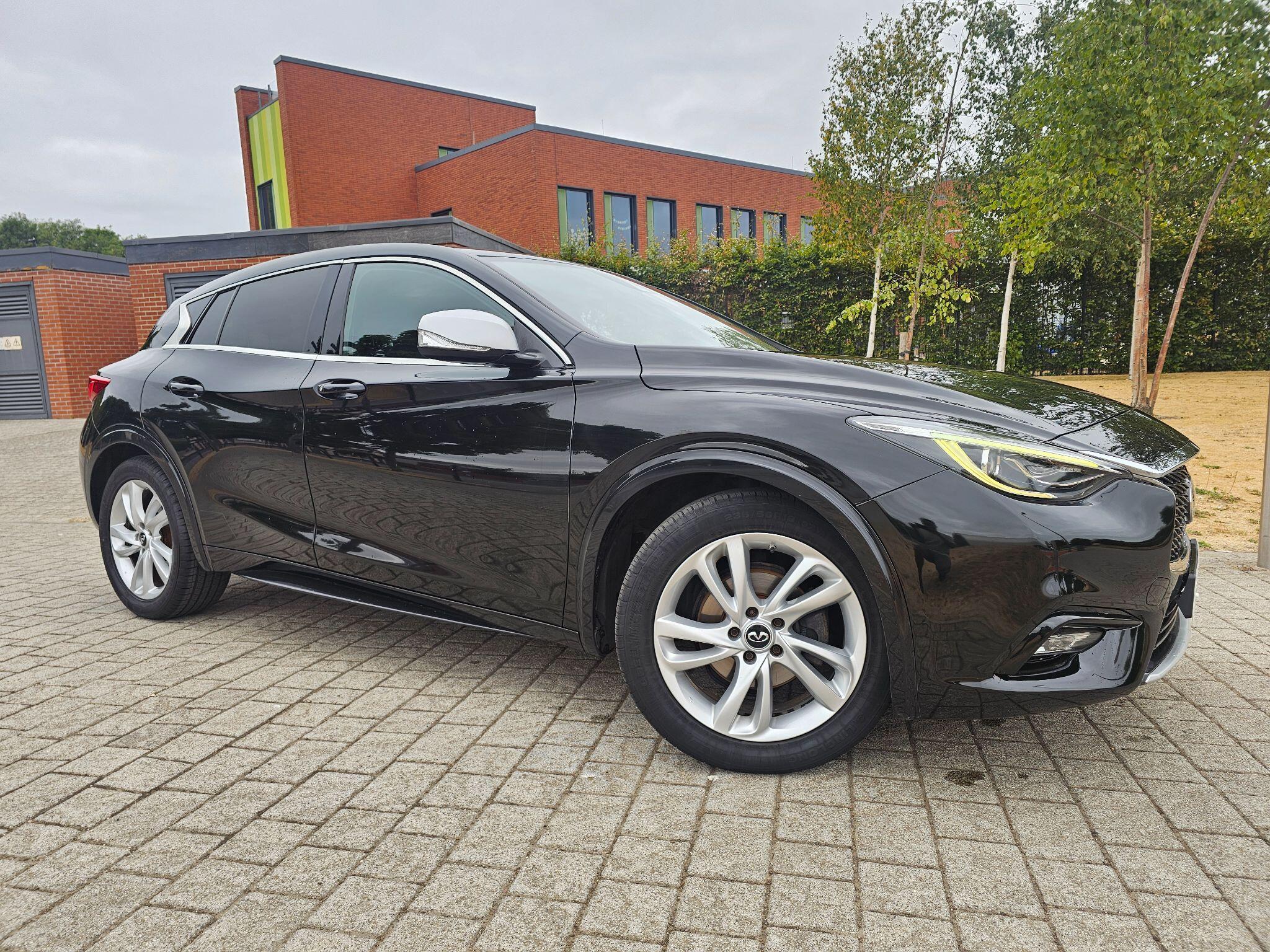 Infiniti Q30 view 12