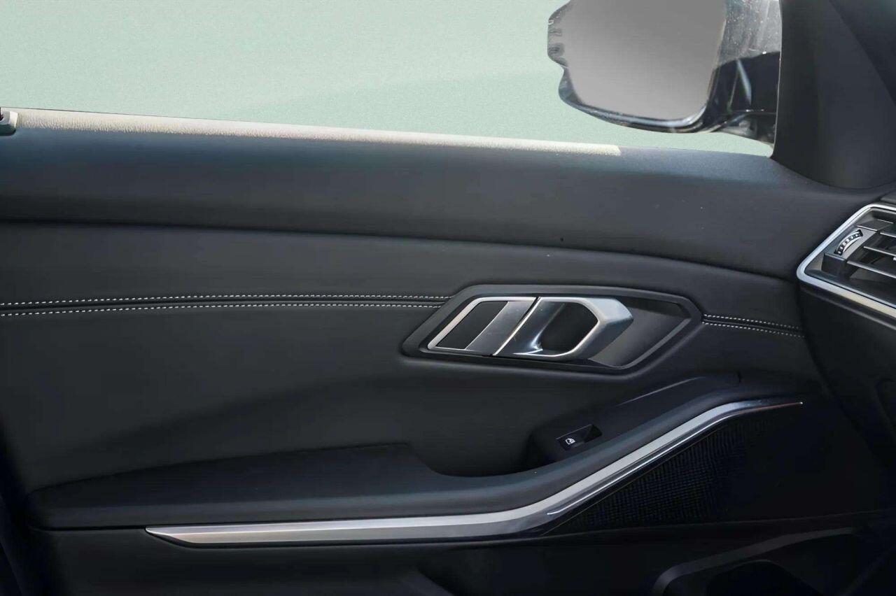 BMW 3 Series view 22