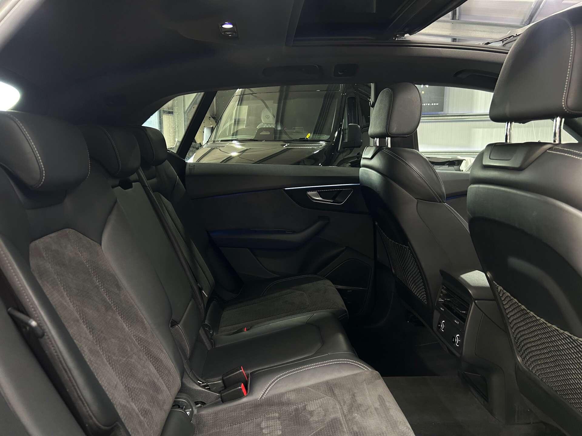 Audi Q8 view 26