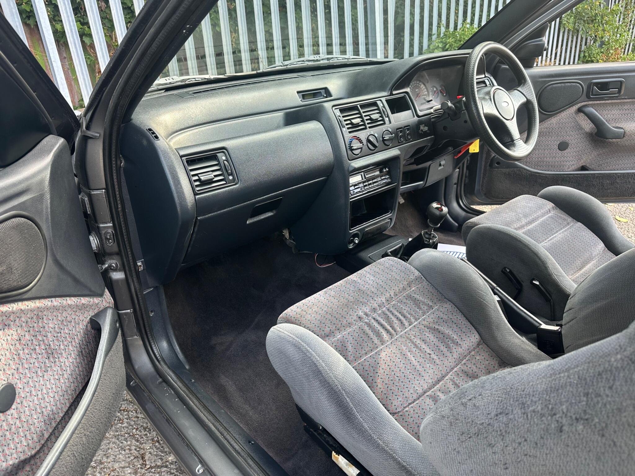 Ford Escort view 26
