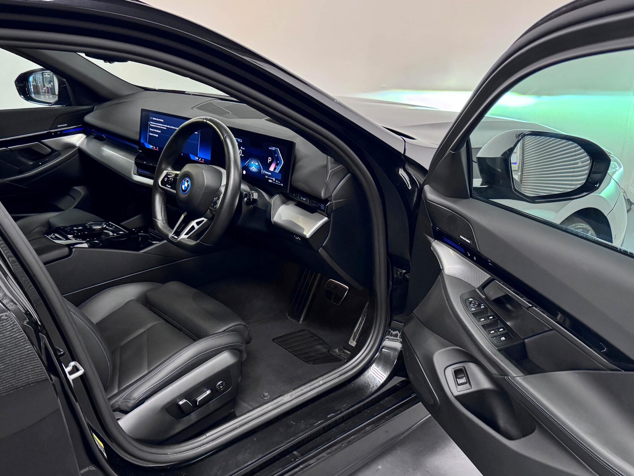 BMW 5 Series view 35