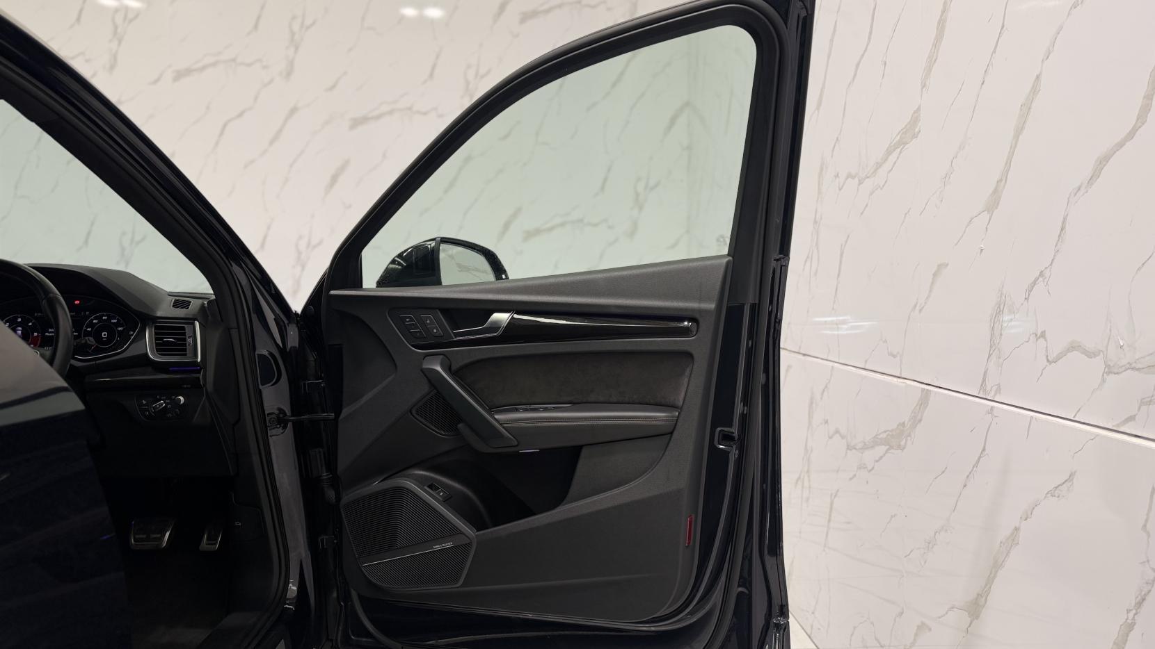 Audi SQ5 view 34