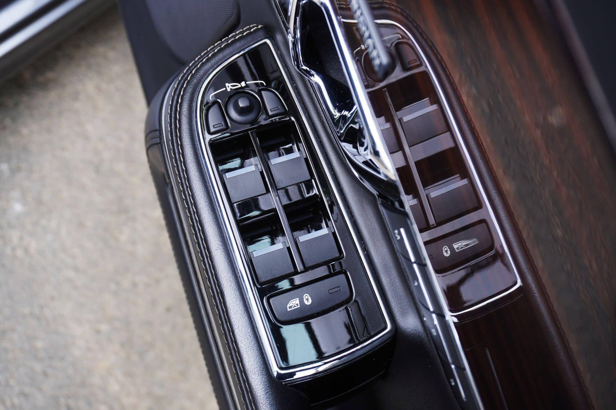 Jaguar XJ view 14