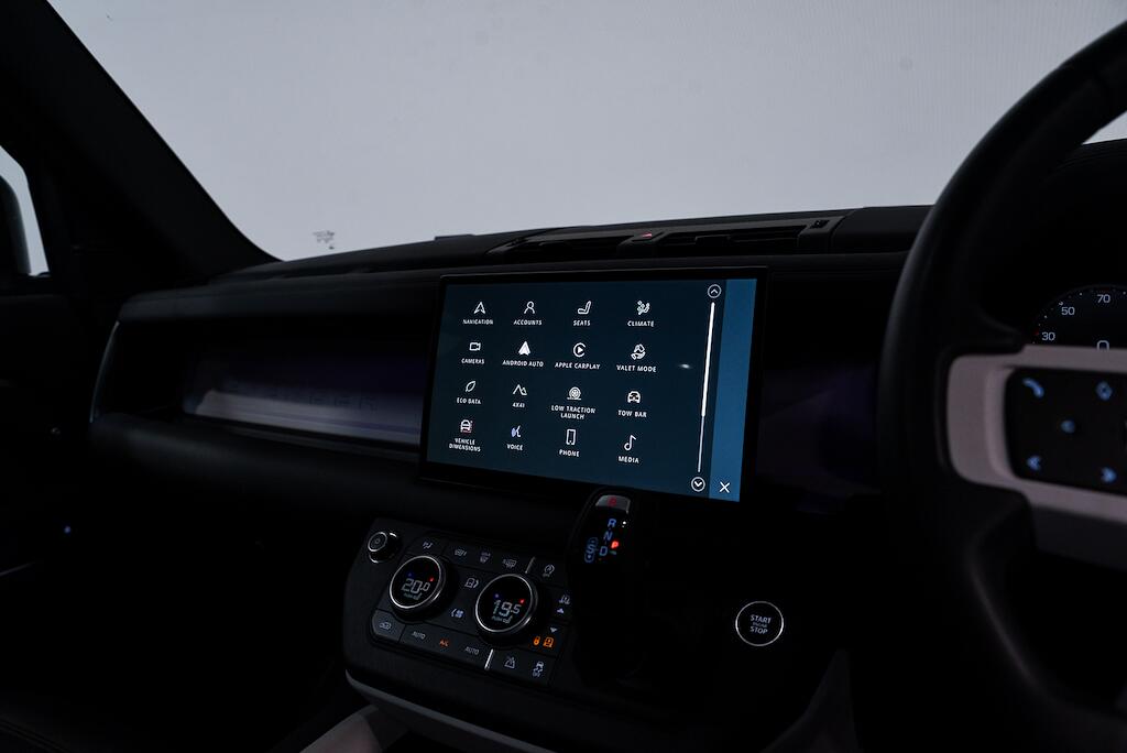 Land Rover Defender view 22