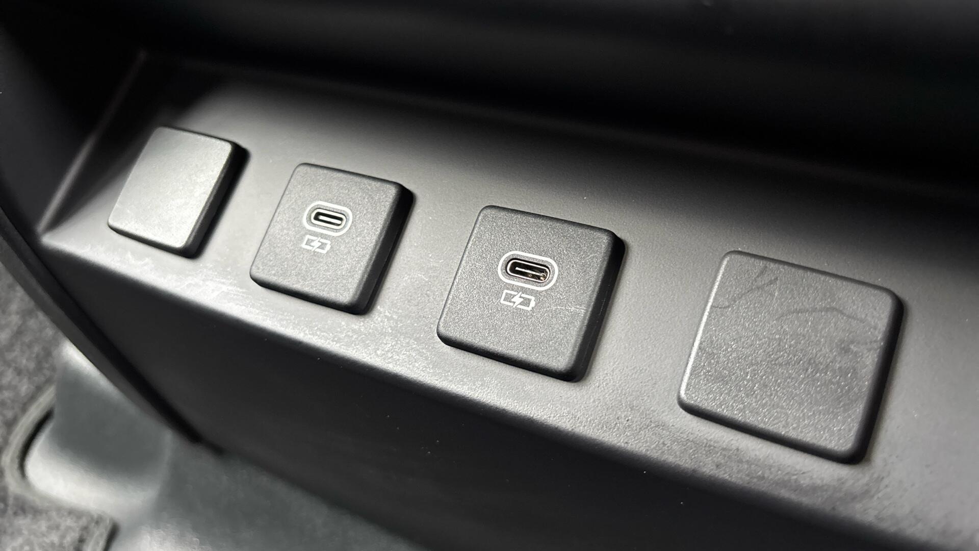 Land Rover Defender view 42