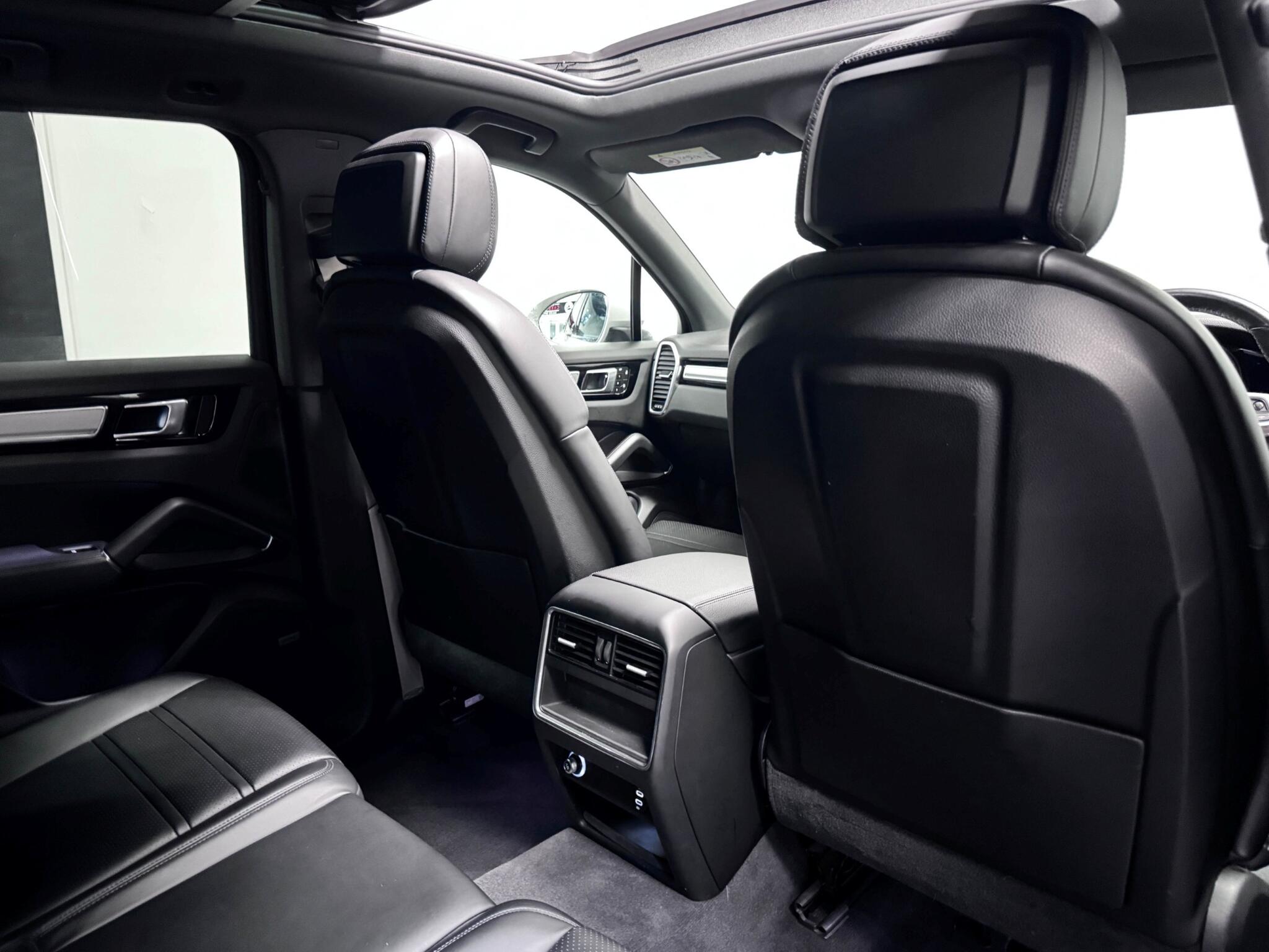 Porsche Cayenne view 29