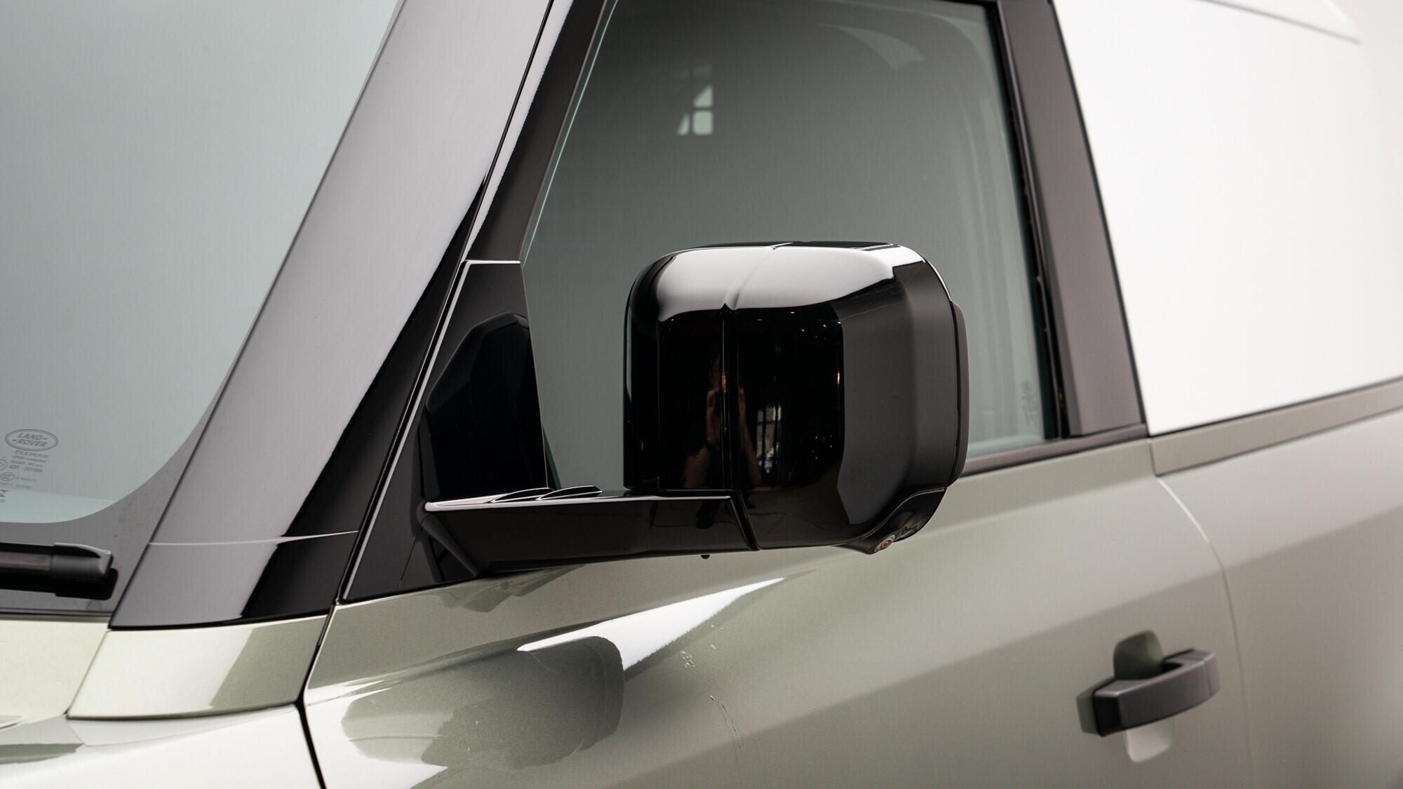 Land Rover Defender 90 view 27