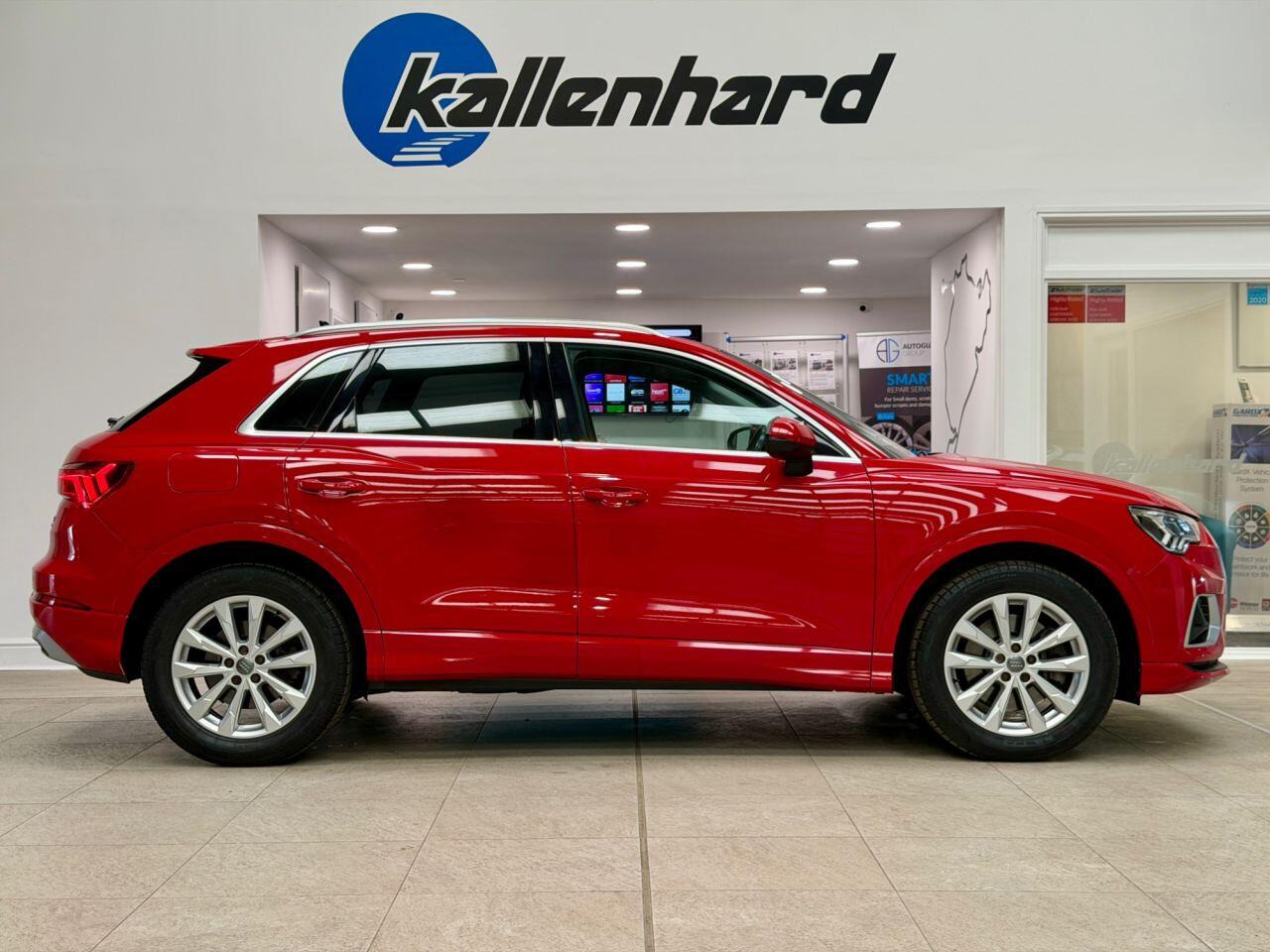 Audi Q3 view 12