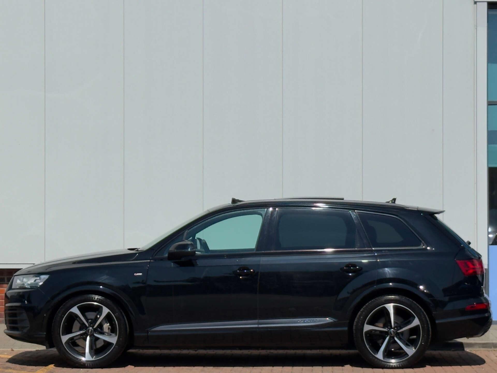 Audi Q7 view 7