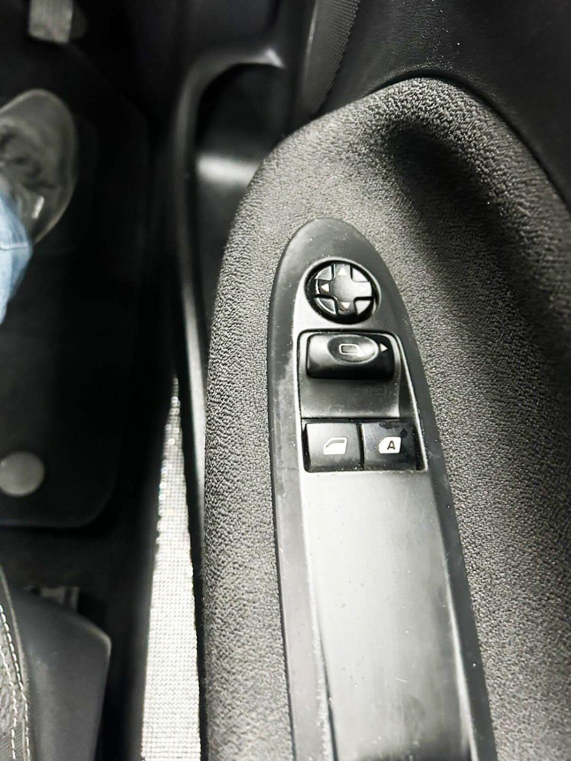 DS Automobiles DS 3 view 21