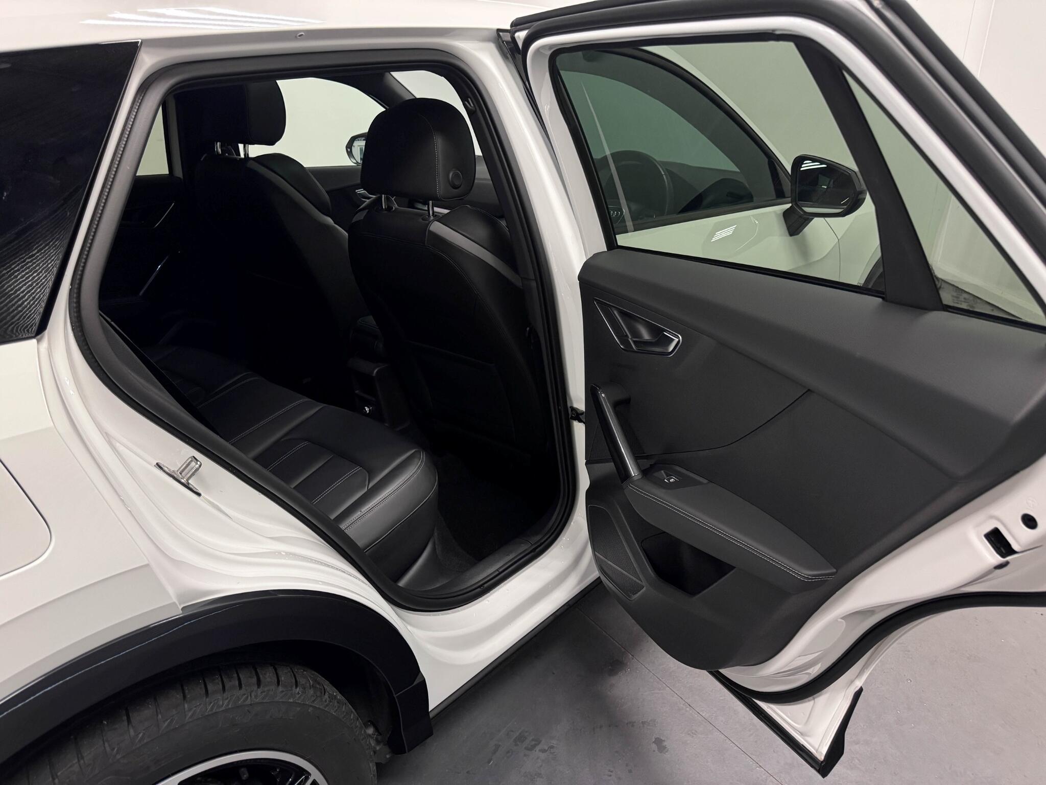 Audi SQ2 view 24
