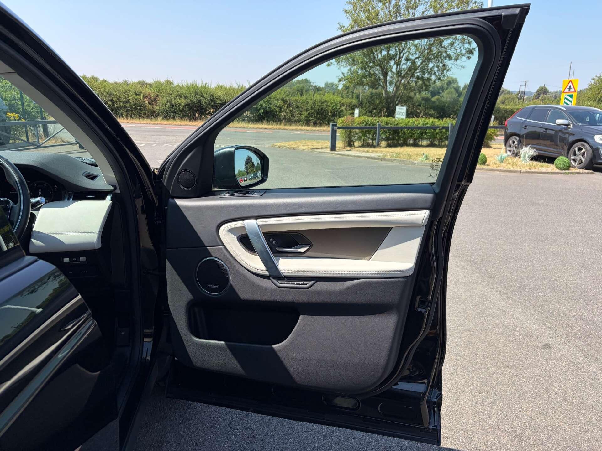 Land Rover Discovery Sport view 34