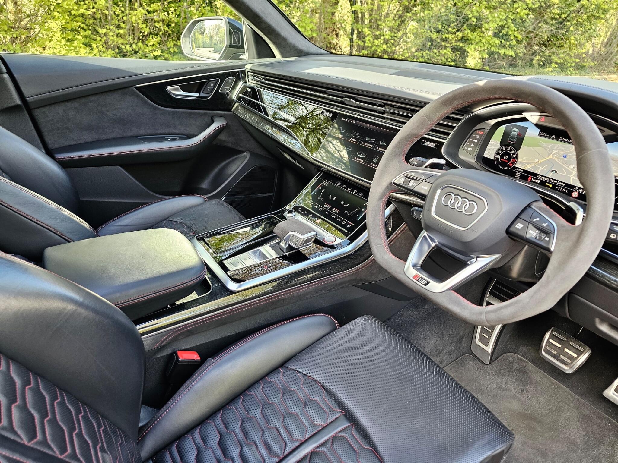 Audi RS Q8 view 4