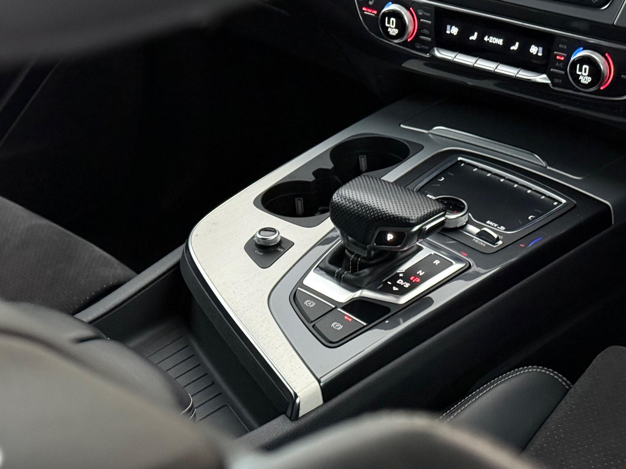 Audi Q7 view 24