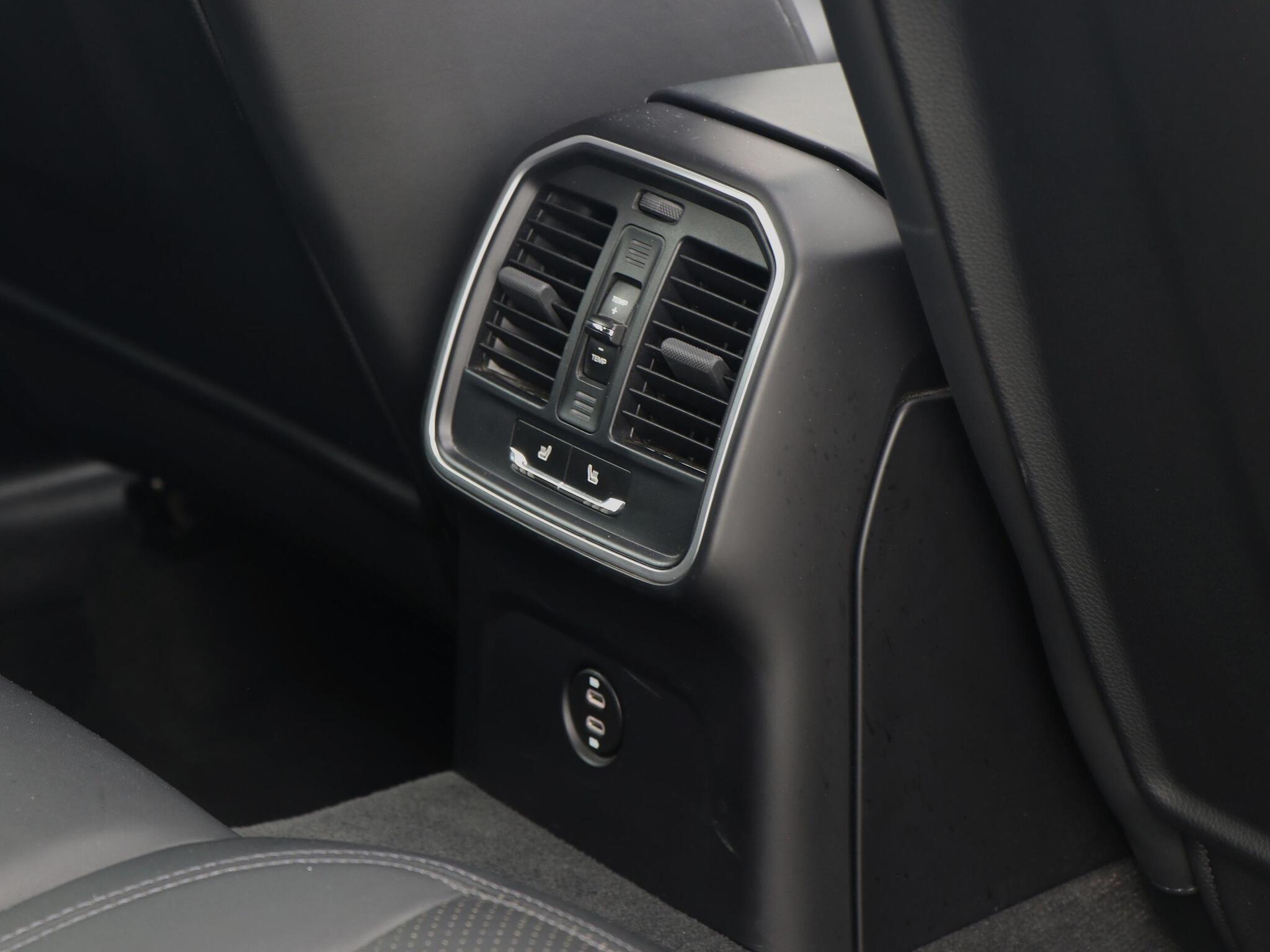 Porsche Macan view 35