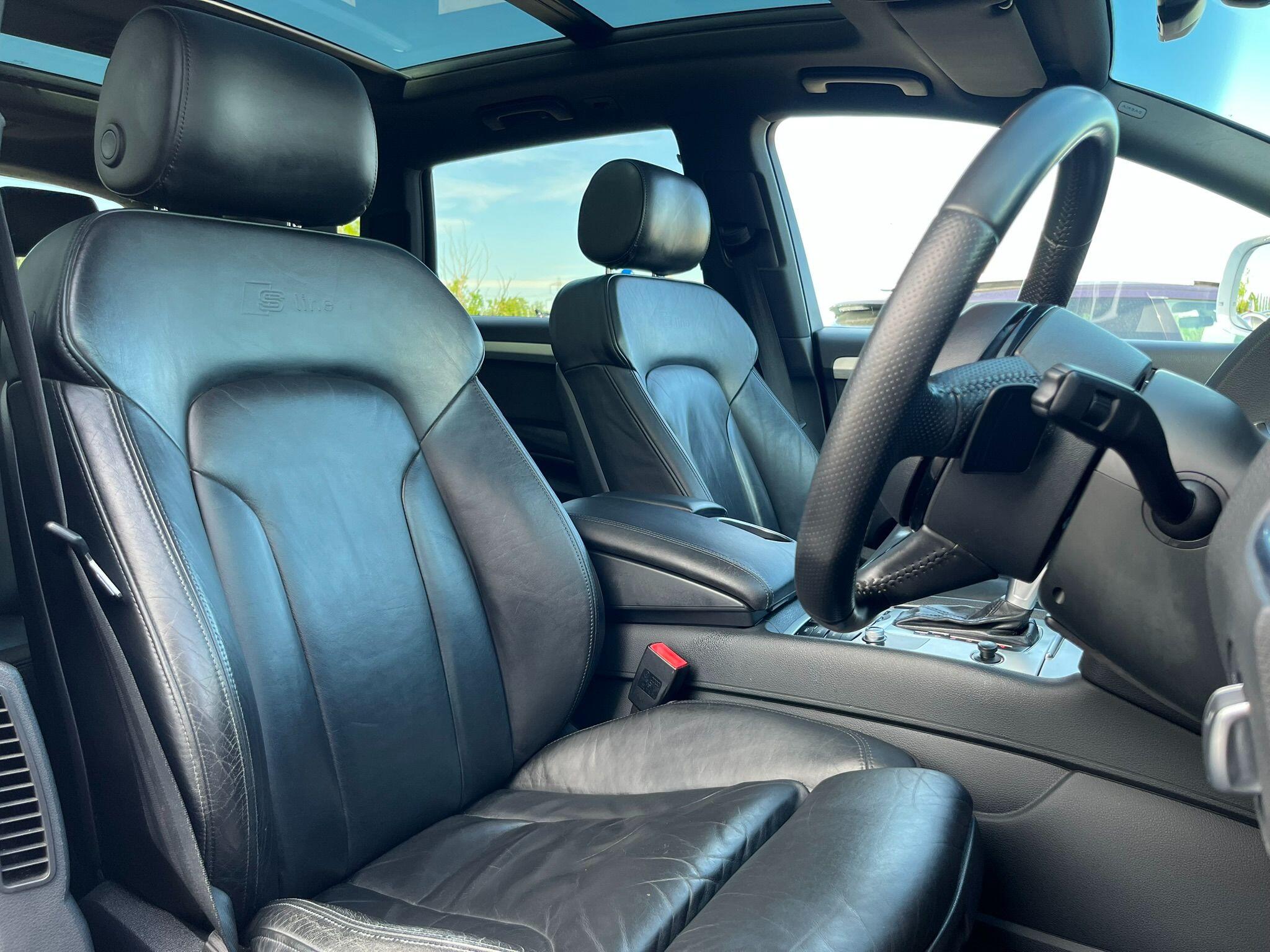 Audi Q7 view 9
