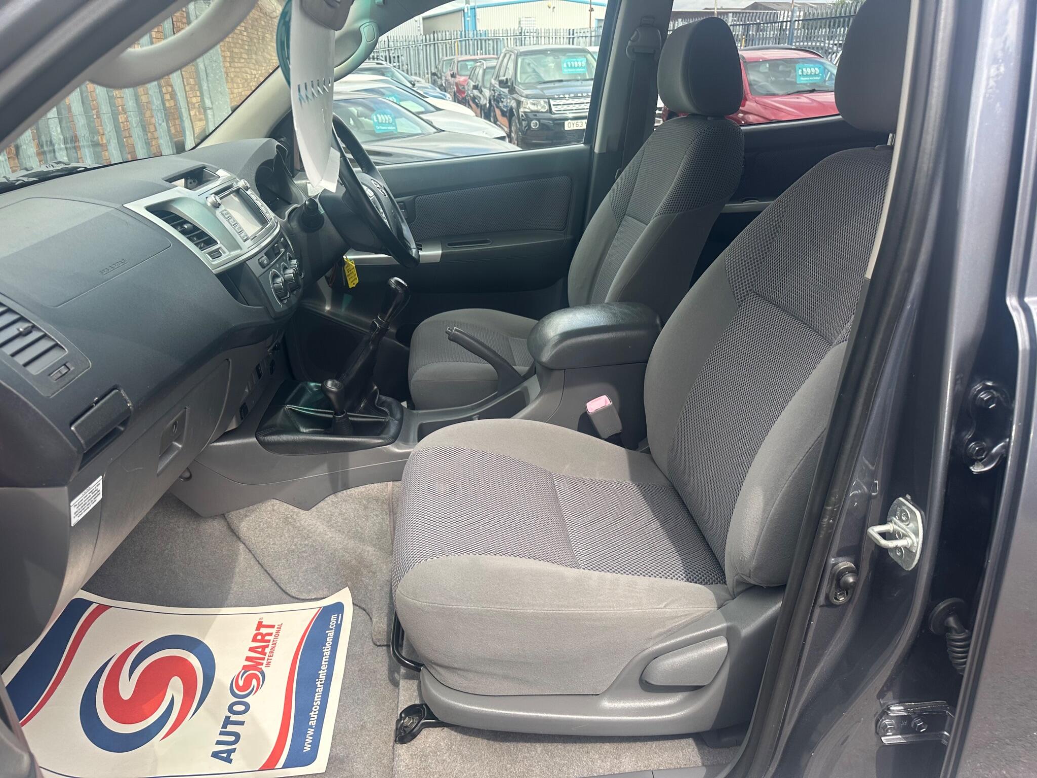 Toyota Hilux view 33