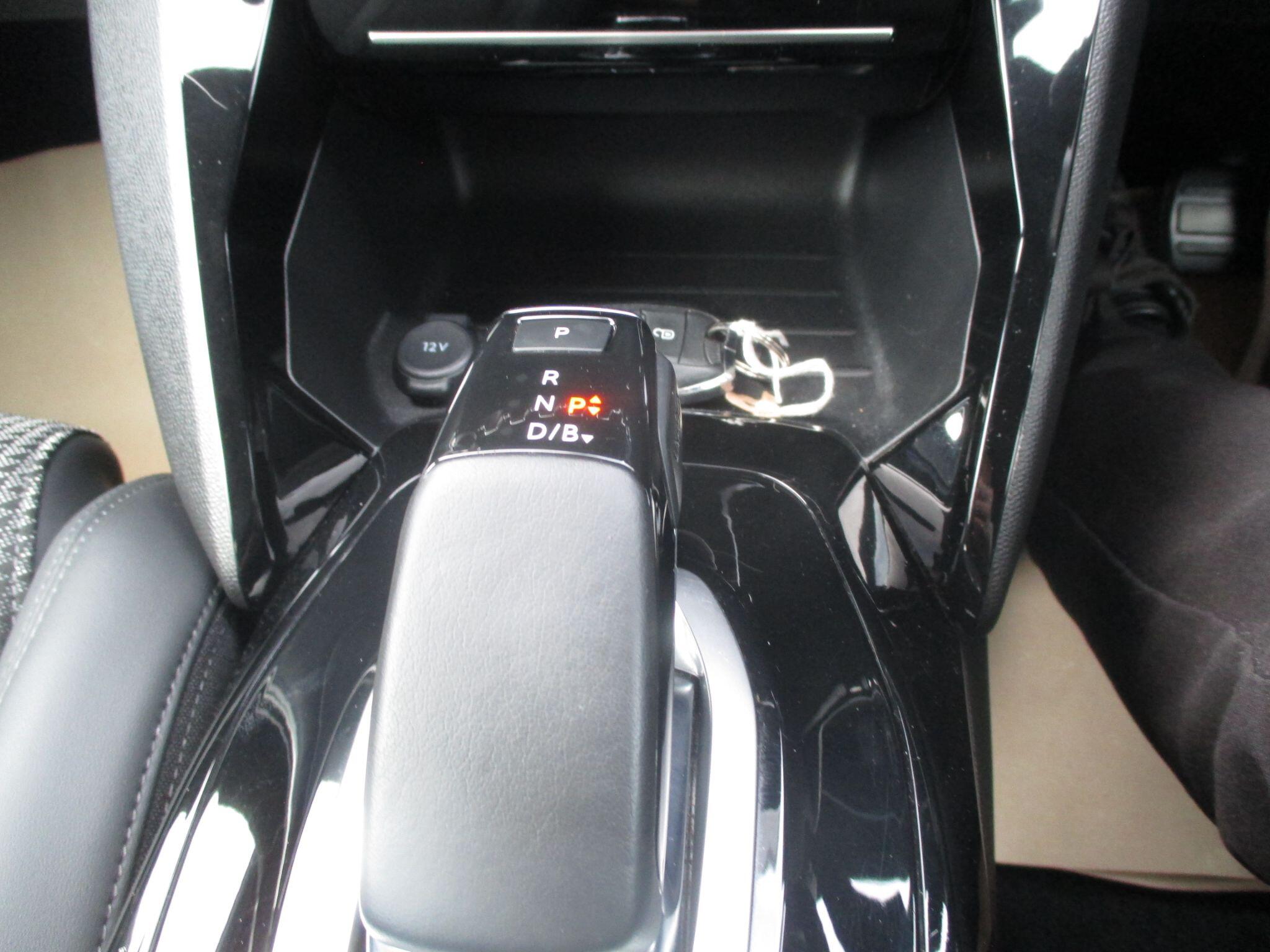 Peugeot E-2008 view 41