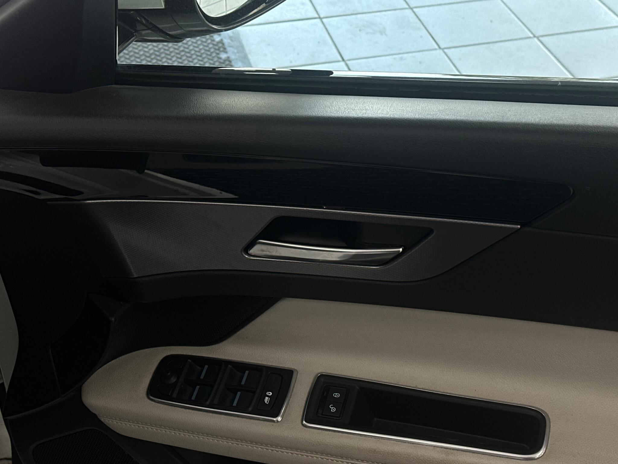 Jaguar XF view 31