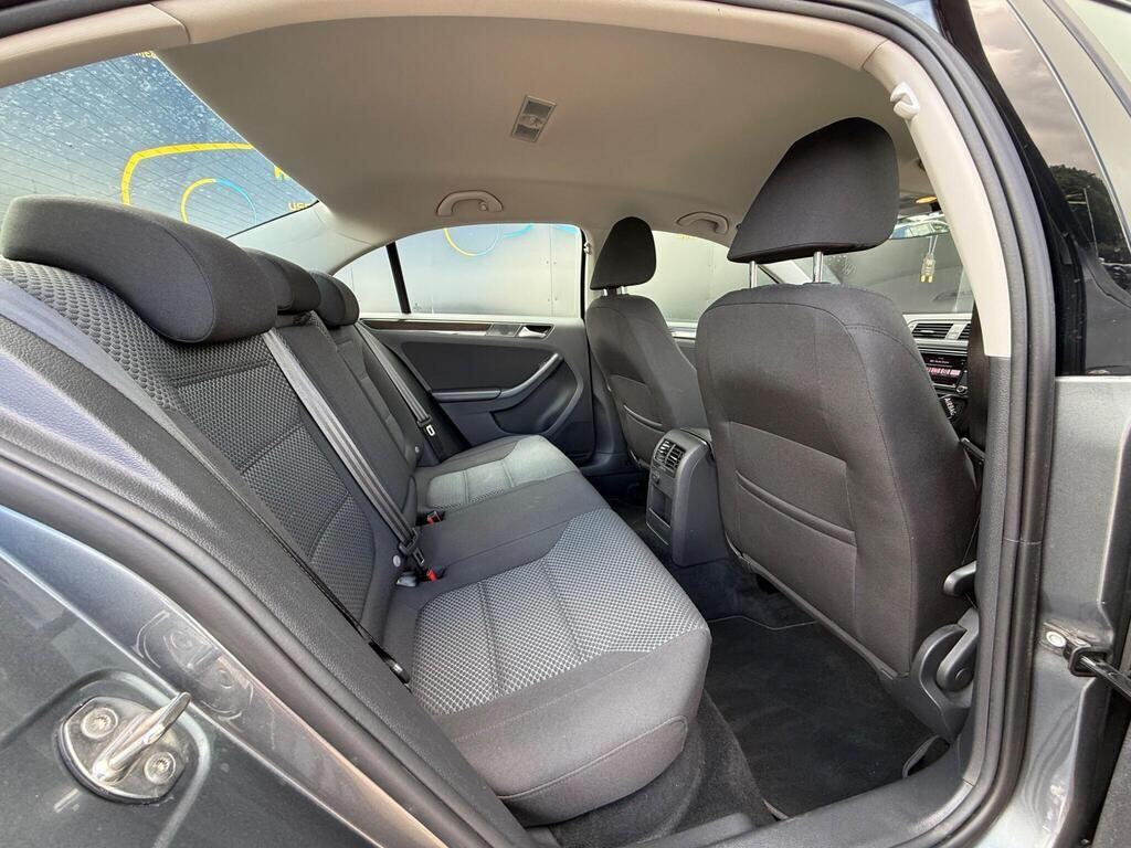Volkswagen Jetta view 16