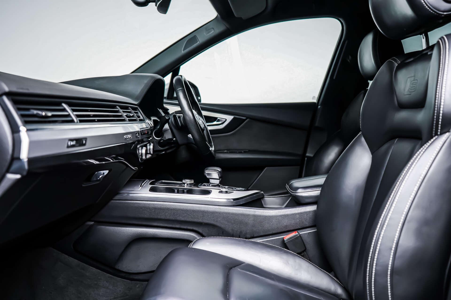 Audi Q7 view 7