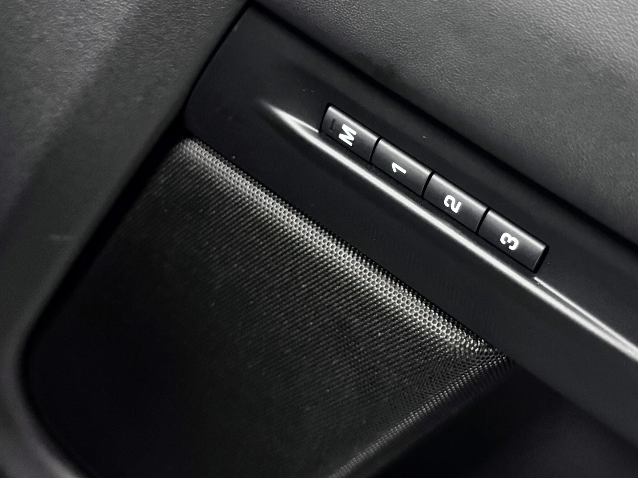 Land Rover Range Rover Evoque view 18