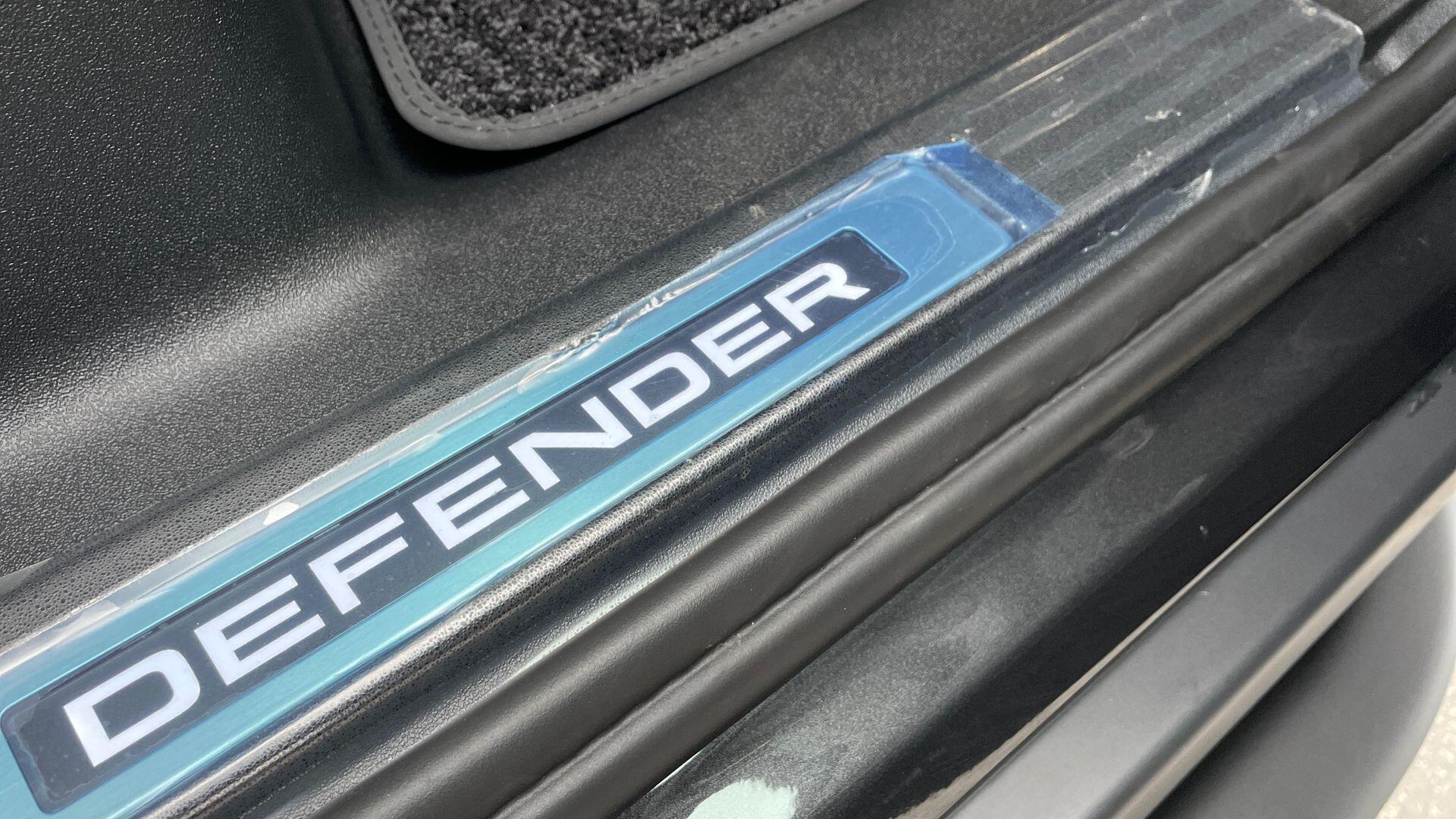 Land Rover Defender view 33