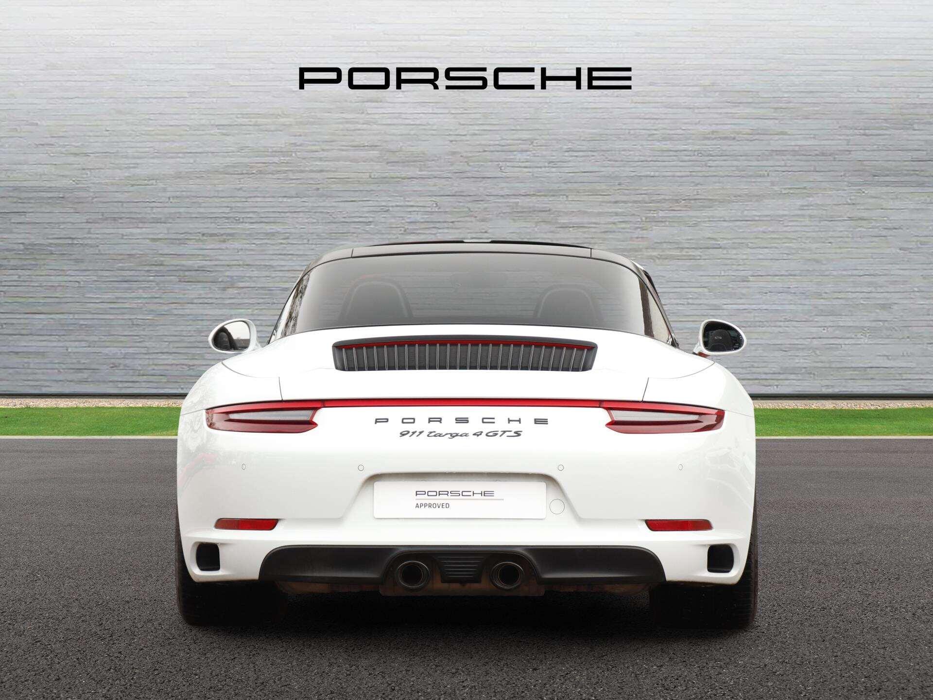 Porsche 911 view 4