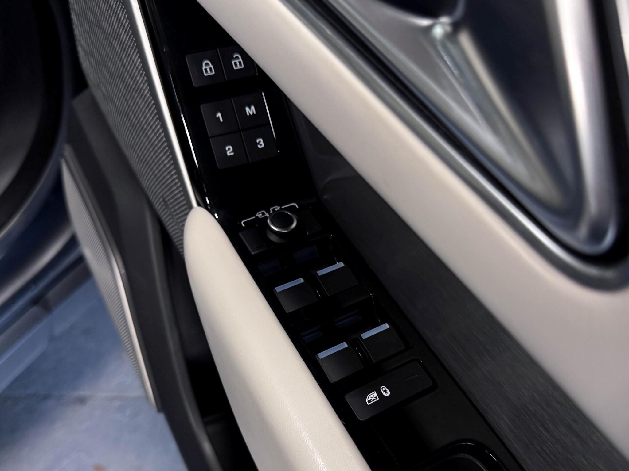 Land Rover Range Rover Velar view 23