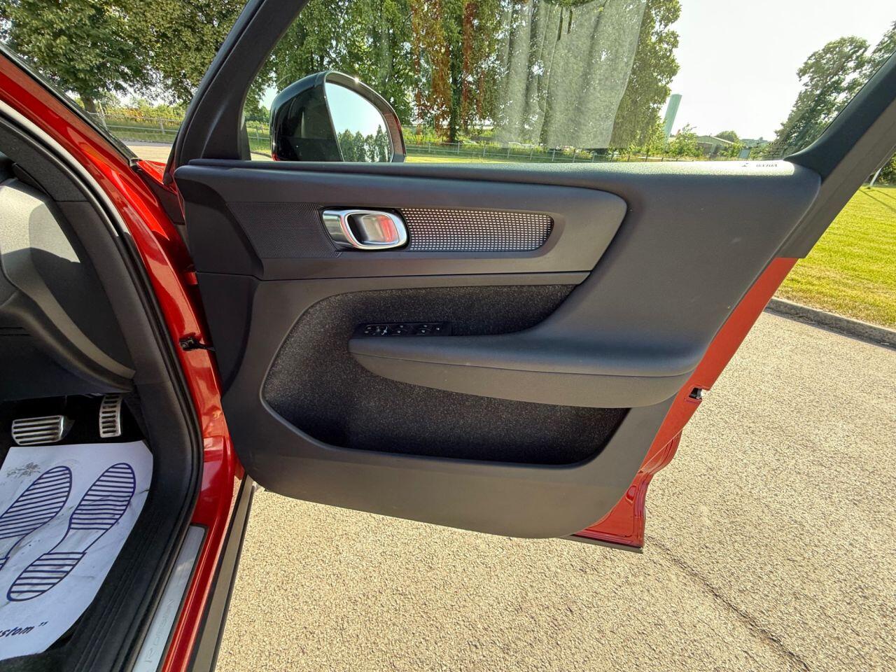 Volvo XC40 view 21