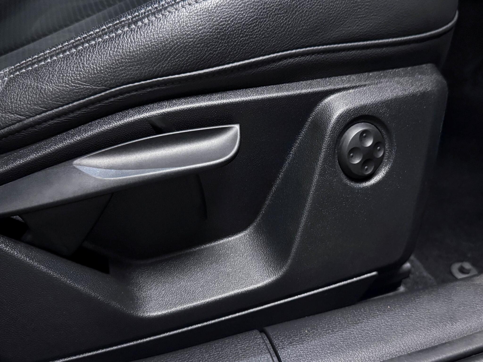 Audi SQ2 view 28