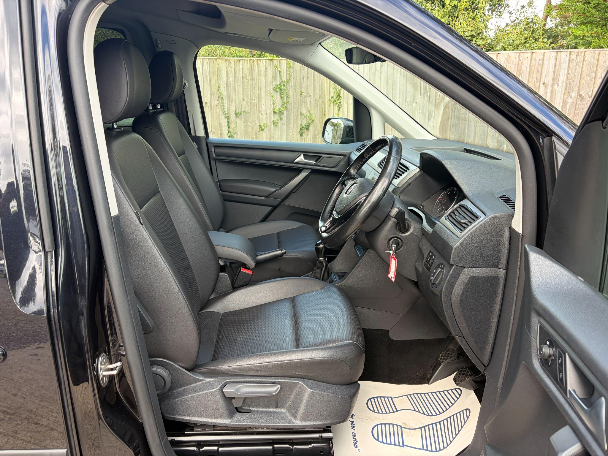 Volkswagen Caddy Maxi Life view 9