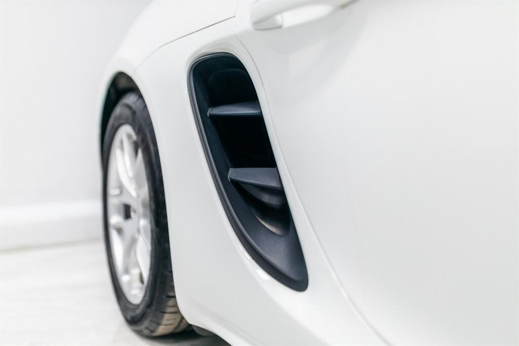 Porsche Cayman view 14
