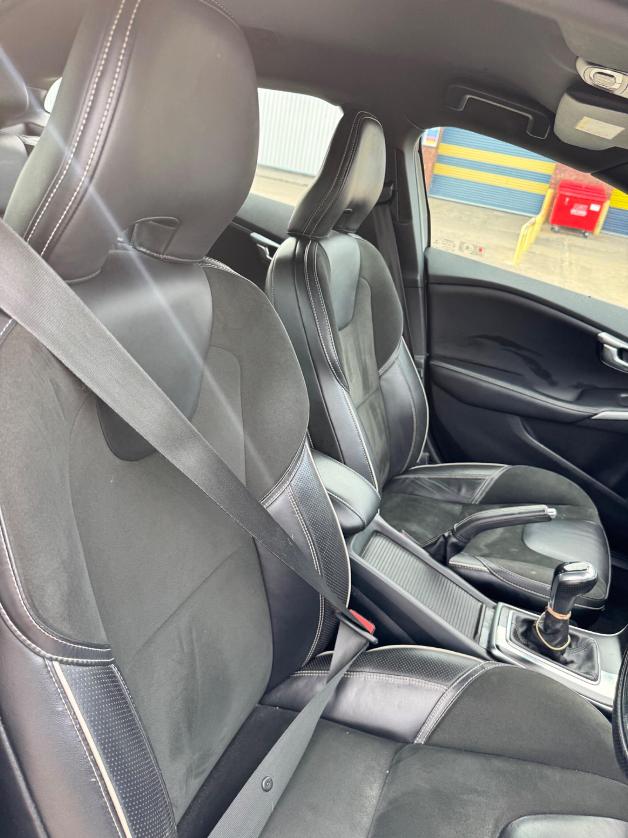 Volvo V40 view 22