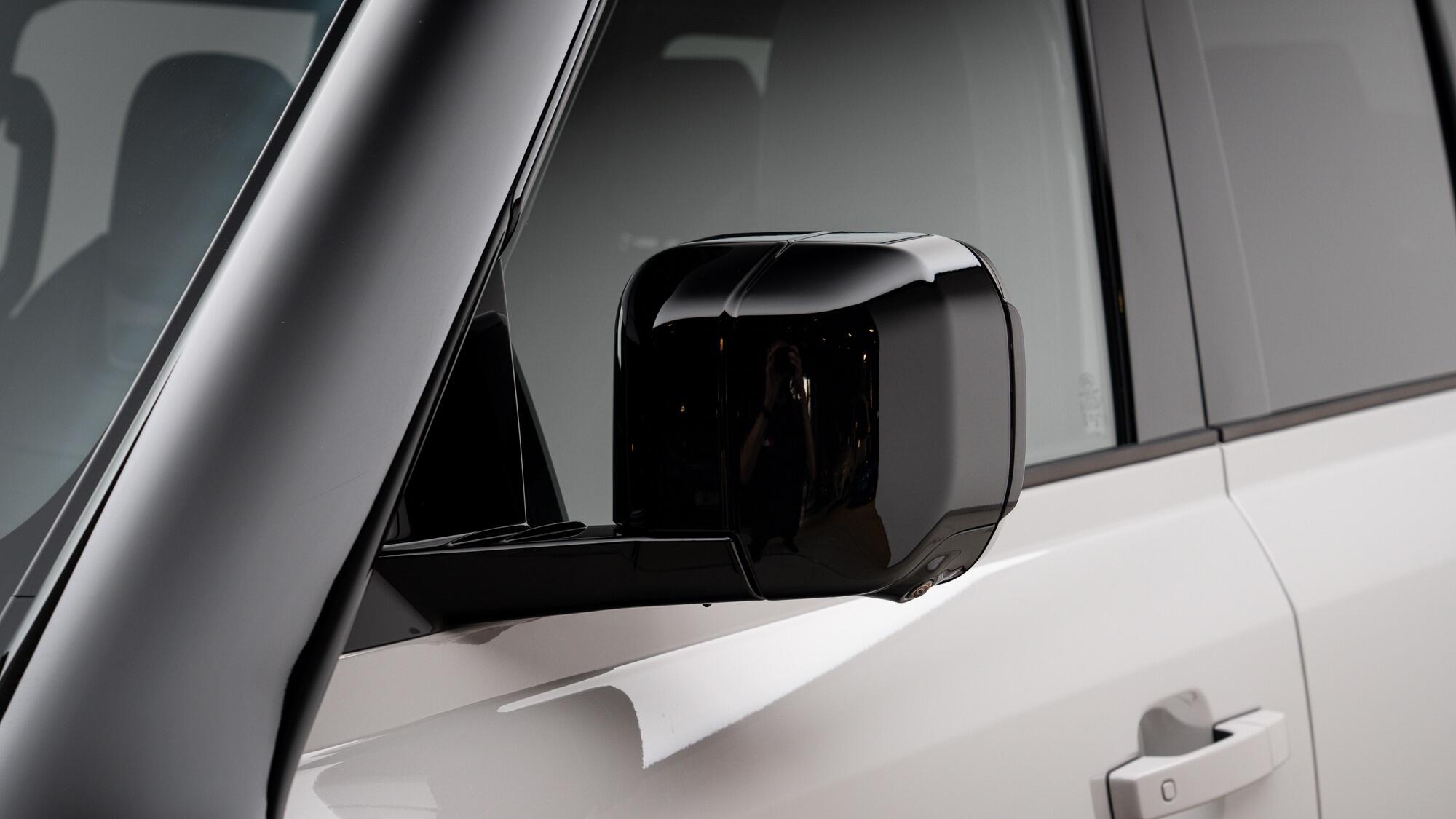 Land Rover Defender 110 view 14