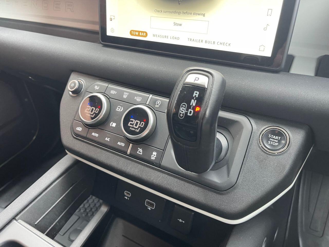 Land Rover Defender 90 view 25