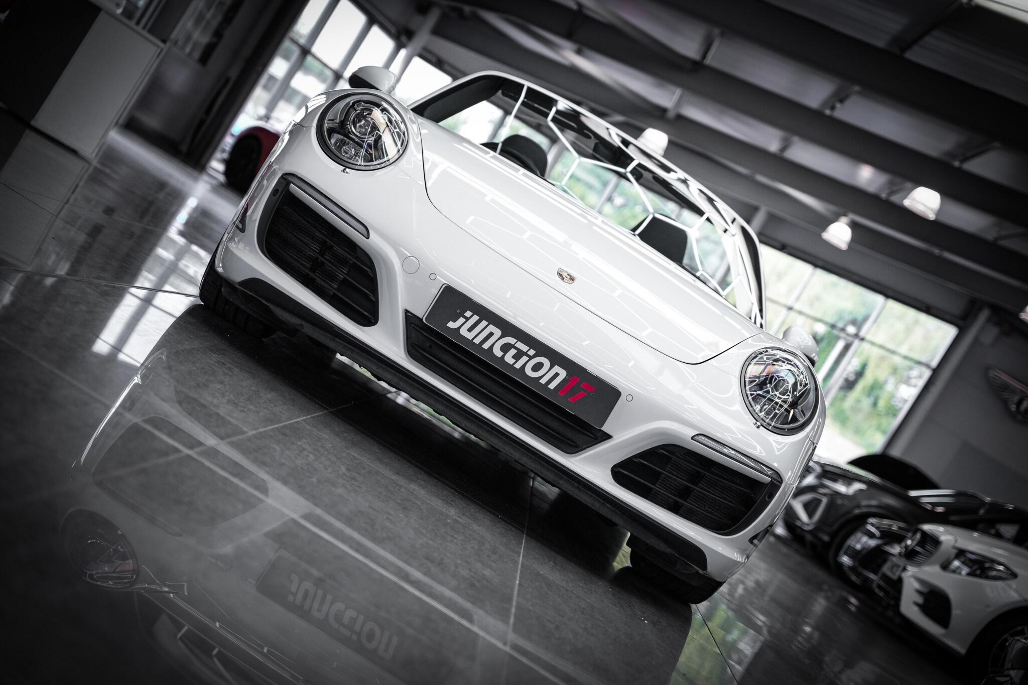 Porsche 911 view 4