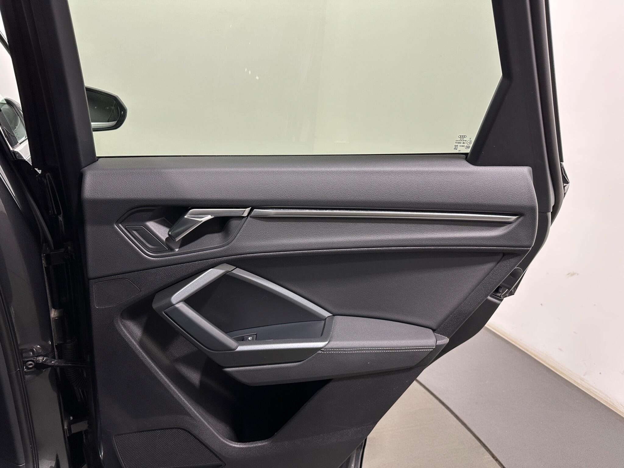 Audi Q3 view 42