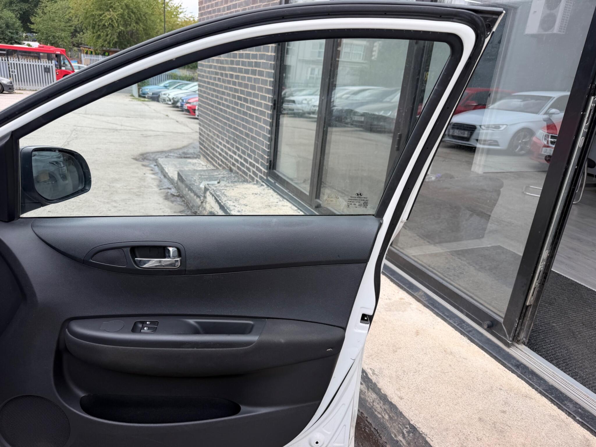 Hyundai i20 view 9